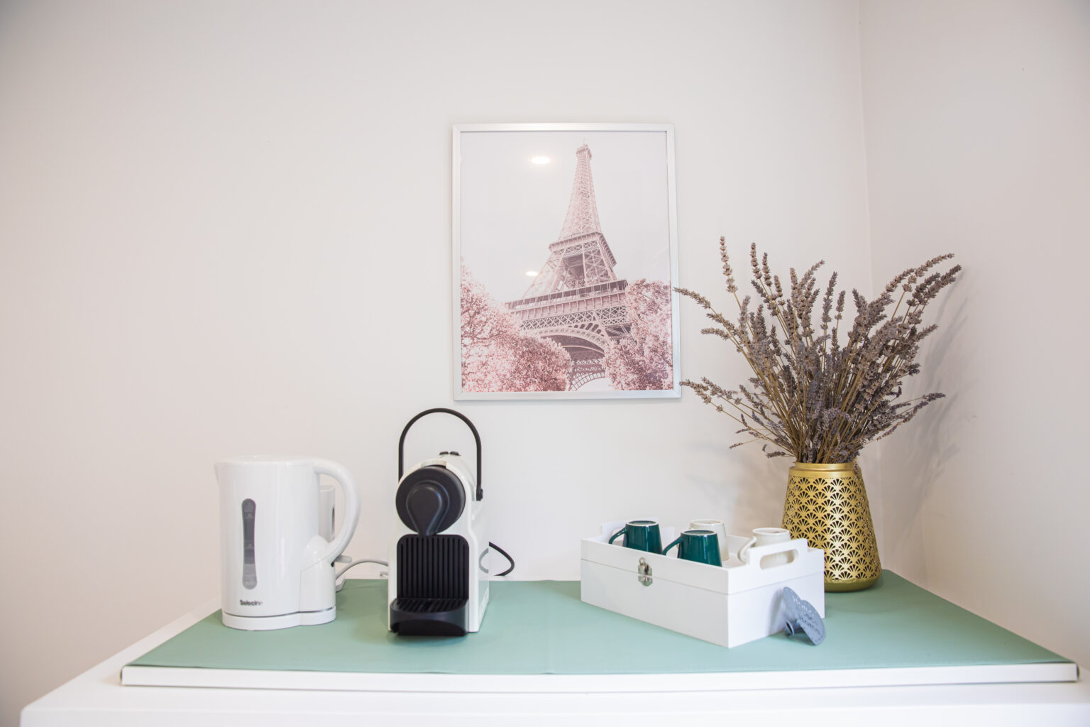 Plateau de courtoisie, bouilloire et café – Rez de Jardin, Varreddes