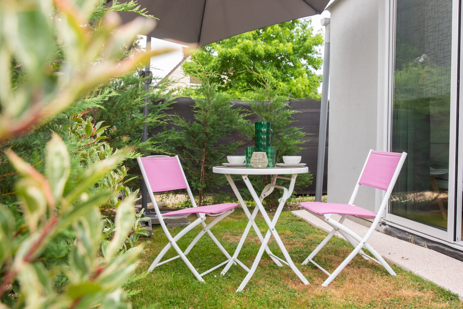 Terrasse avec table et chaises de jardin – Rez de Jardin, Varreddes