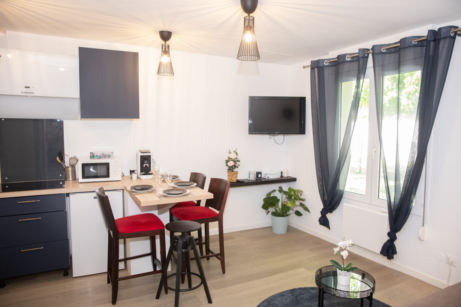 Séjour et coin repas de l'appartement Opale – Les Nids Tranquilles, Le Châtelet-en-Brie