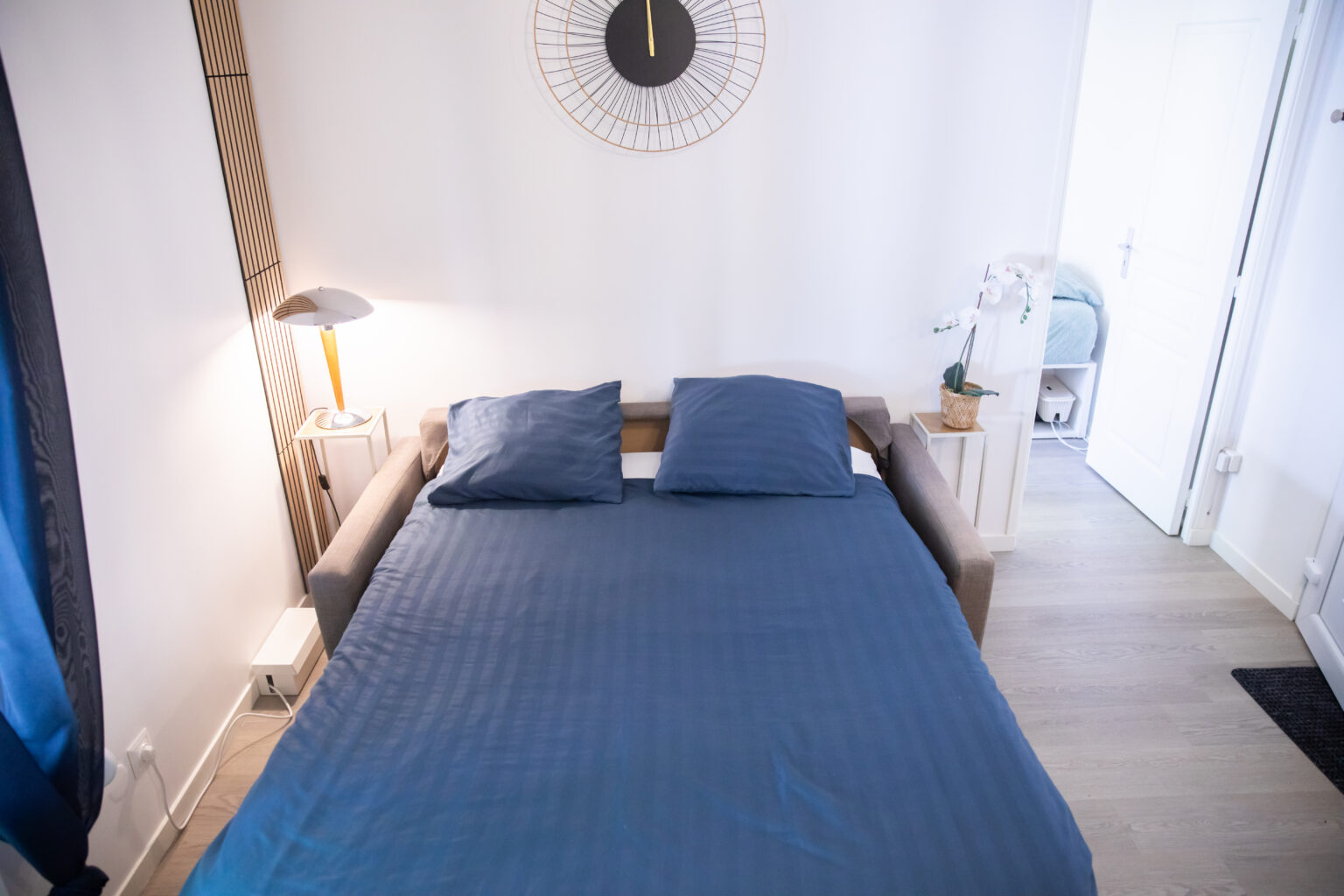 Chambre avec lit double de l'appartement Opale – Les Nids Tranquilles, Le Châtelet-en-Brie