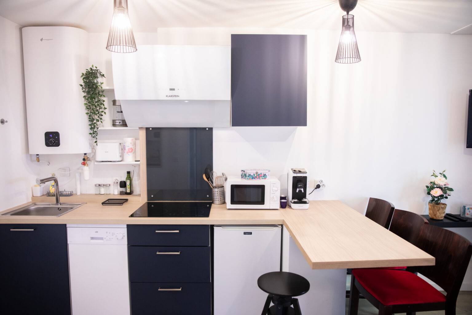 Cuisine ouverte équipée de l'appartement Opale – Les Nids Tranquilles, Le Châtelet-en-Brie