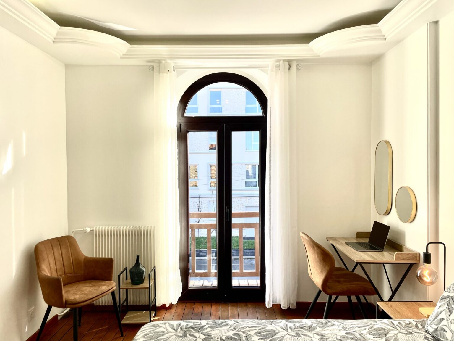 Chambre Chardonneret, bureau et porte-fenêtre – Villa Foch, Meaux