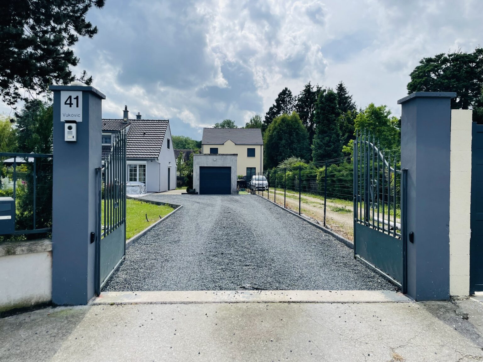 Portail et allée d'accès au studio – Rez de Jardin, Varreddes