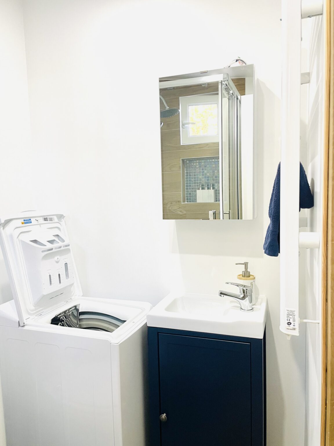 Salle d'eau avec lave-linge – Rez de Jardin, Varreddes