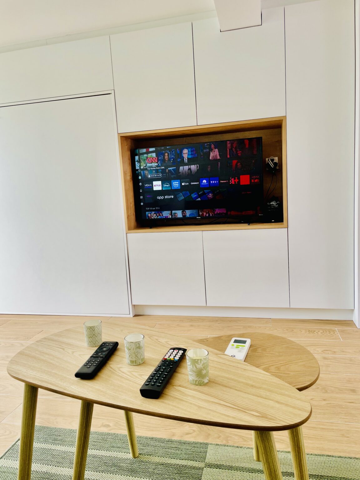 Télévision et table du séjour – Rez de Jardin, Varreddes