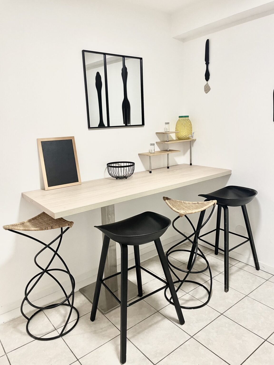 Bar et tabourets hauts de l'appartement Agate – Les Nids Tranquilles, Le Châtelet-en-Brie