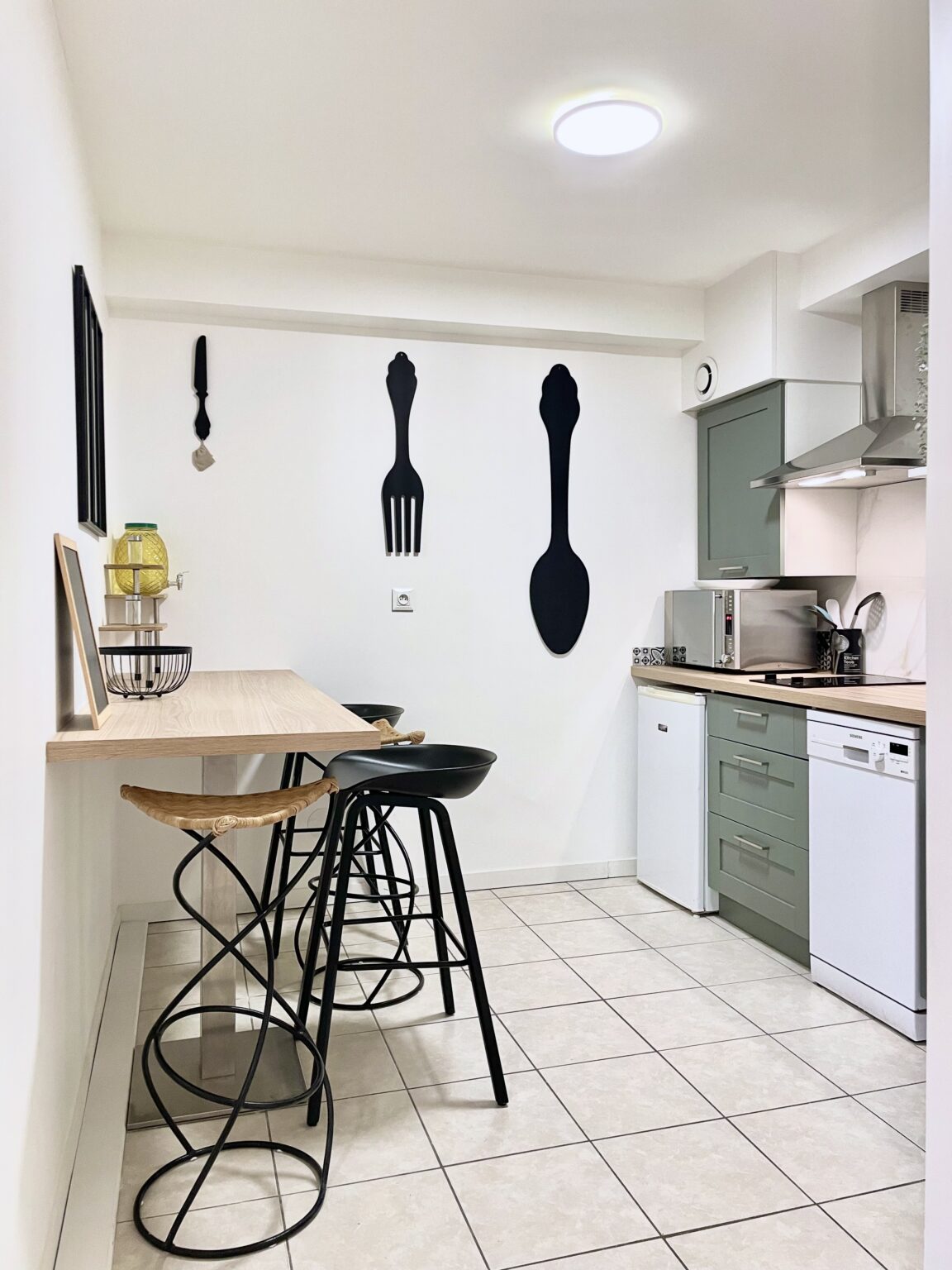 Coin repas avec tabourets de l'appartement Agate – Les Nids Tranquilles, Le Châtelet-en-Brie