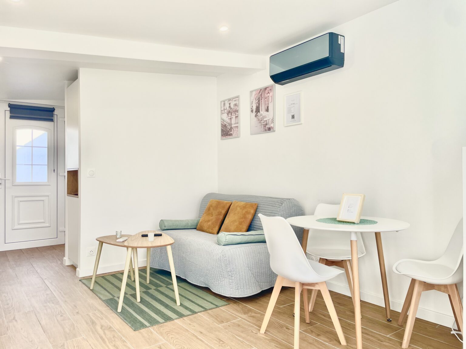 Coin salon climatisé du studio – Rez de Jardin, Varreddes