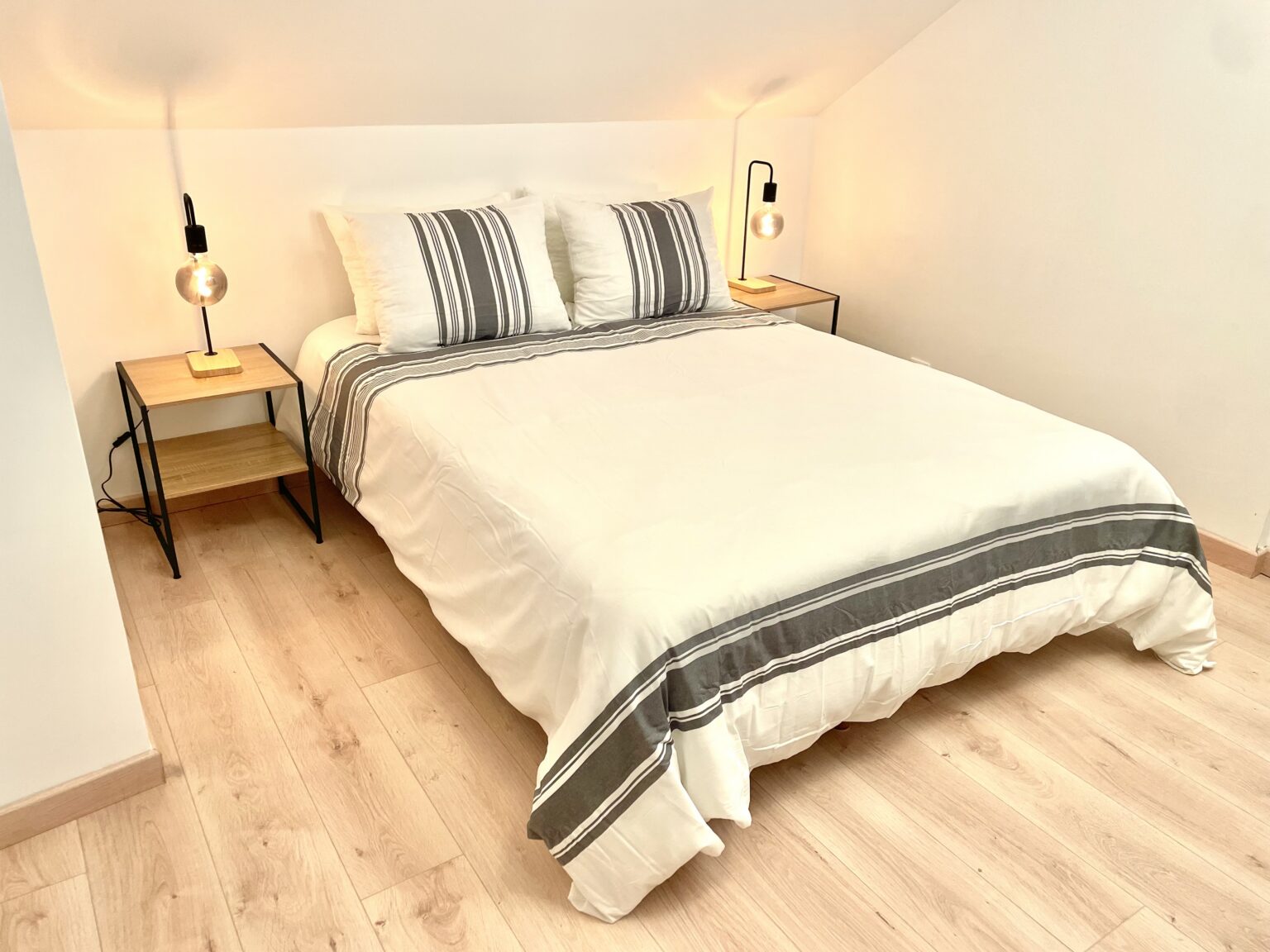 Chambre Mésange, lit double et chevets – Villa Foch, Meaux
