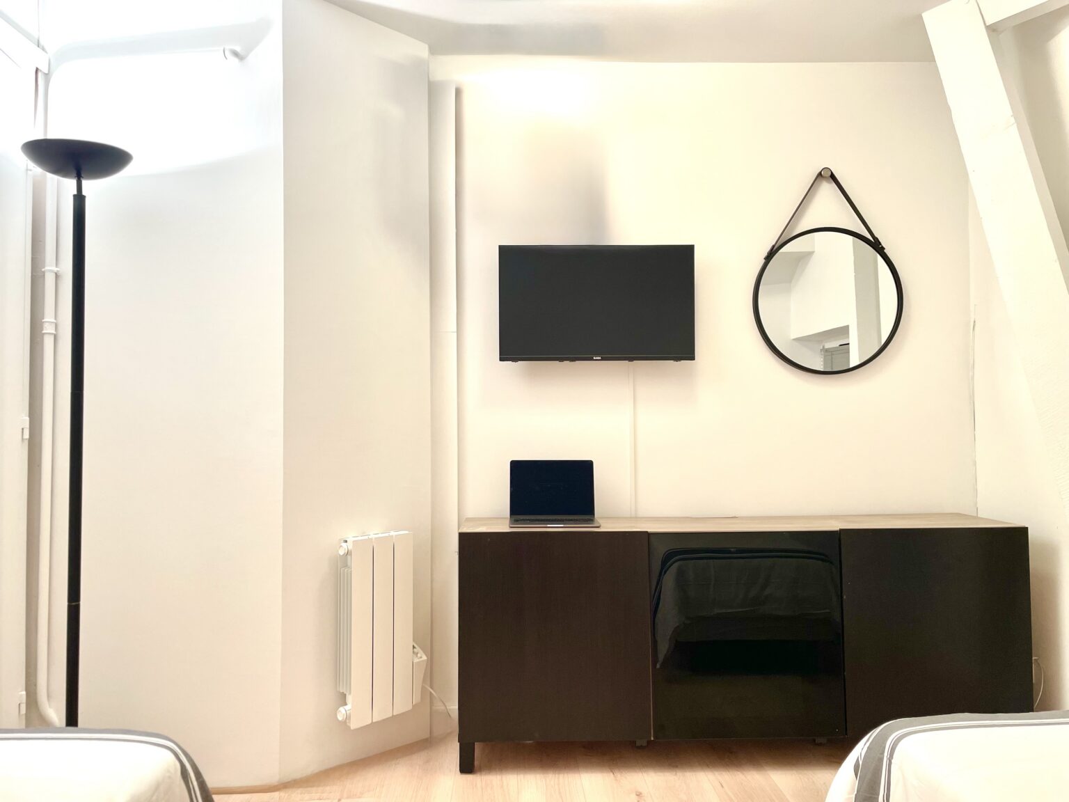 Chambre Mésange, télévision et rangements – Villa Foch, Meaux