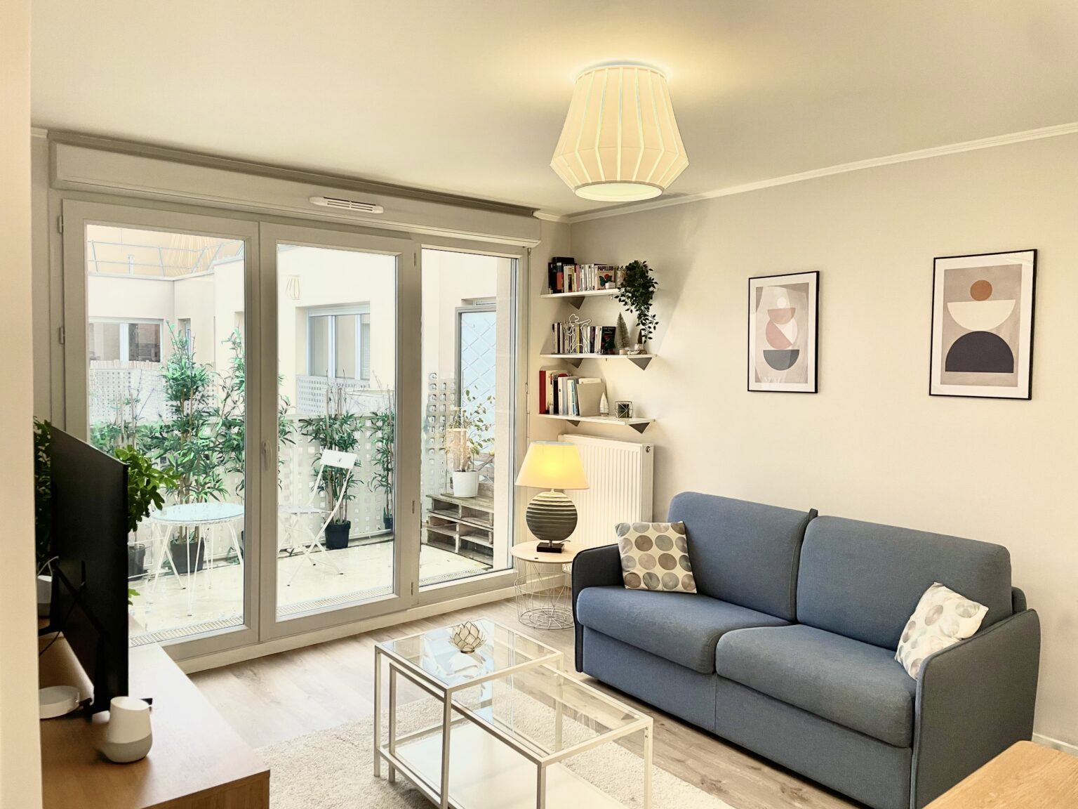 Salon avec canapé et baie vitrée – Urban Nest, Les Pavillons-sous-Bois