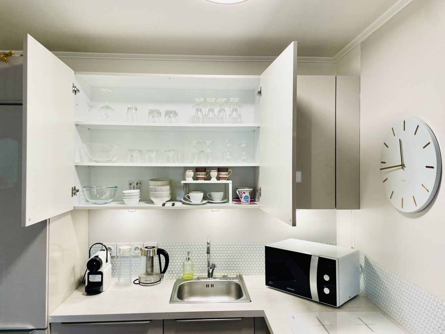 Rangements, vaisselle et micro-ondes de la cuisine – Urban Nest, Les Pavillons-sous-Bois