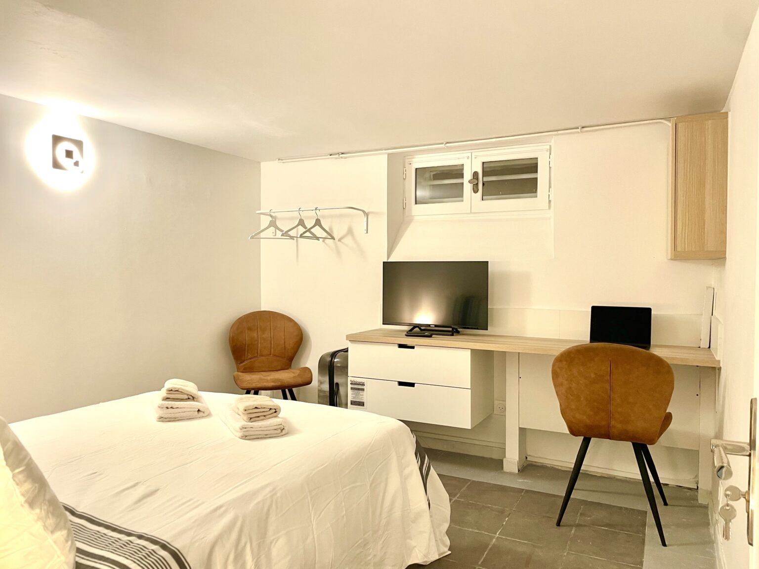 Chambre Verdier, bureau et télévision – Villa Foch, Meaux