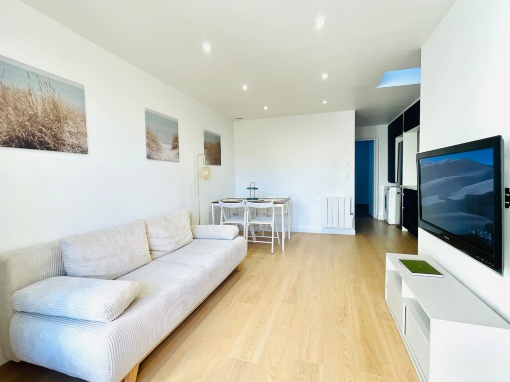 Séjour lumineux avec canapé et télévision – Aigue-Marine, Livry-Gargan