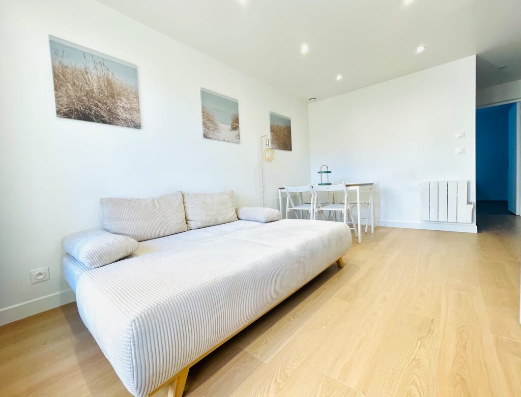 Salon avec canapé convertible et coin repas – Aigue-Marine, Livry-Gargan