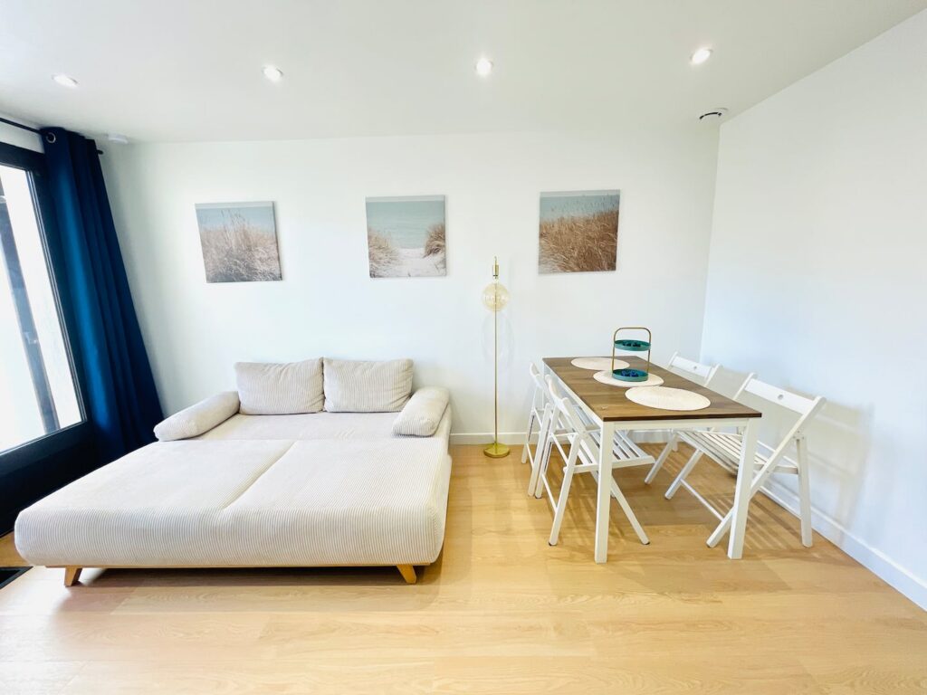 Canapé convertible 140 × 190 et table pour quatre – Aigue-Marine, Livry-Gargan