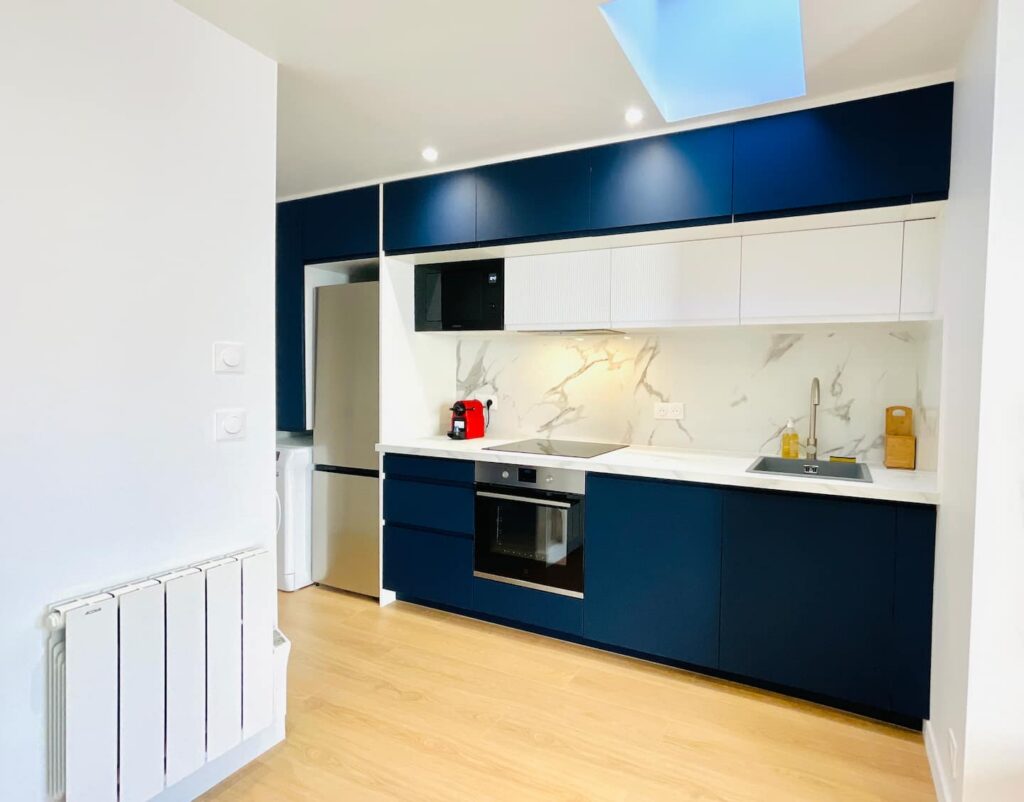 Cuisine équipée avec four, plaque et micro-ondes – Aigue-Marine, Livry-Gargan