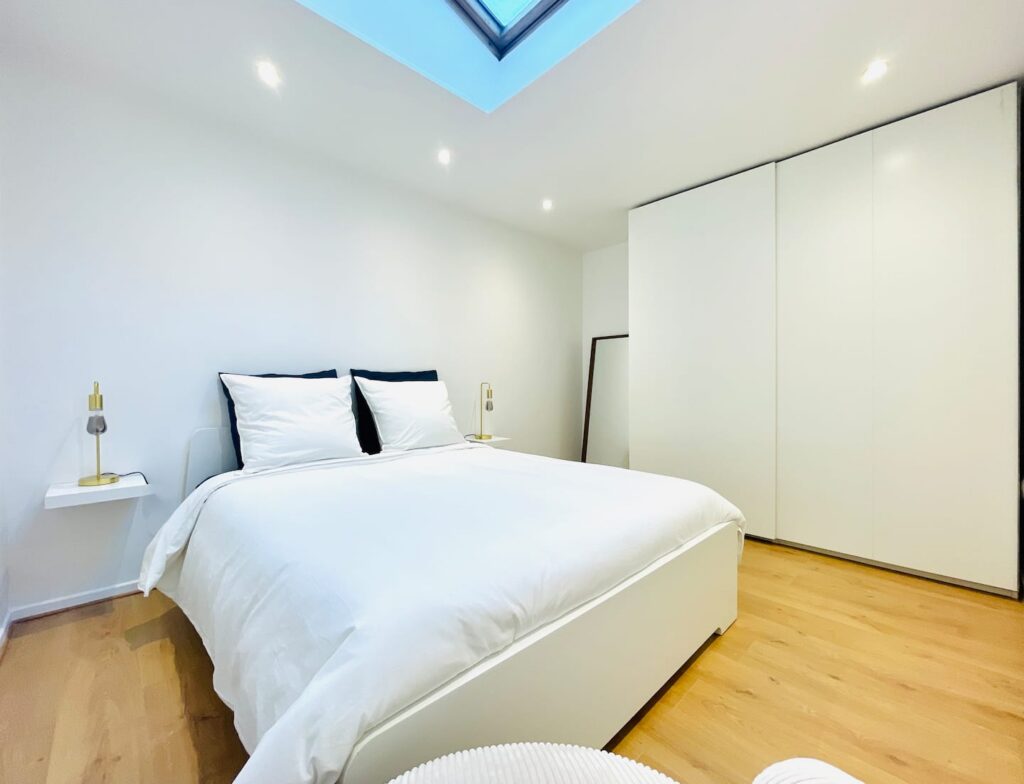 Chambre avec lit 160 × 200 et puits de lumière – Aigue-Marine, Livry-Gargan