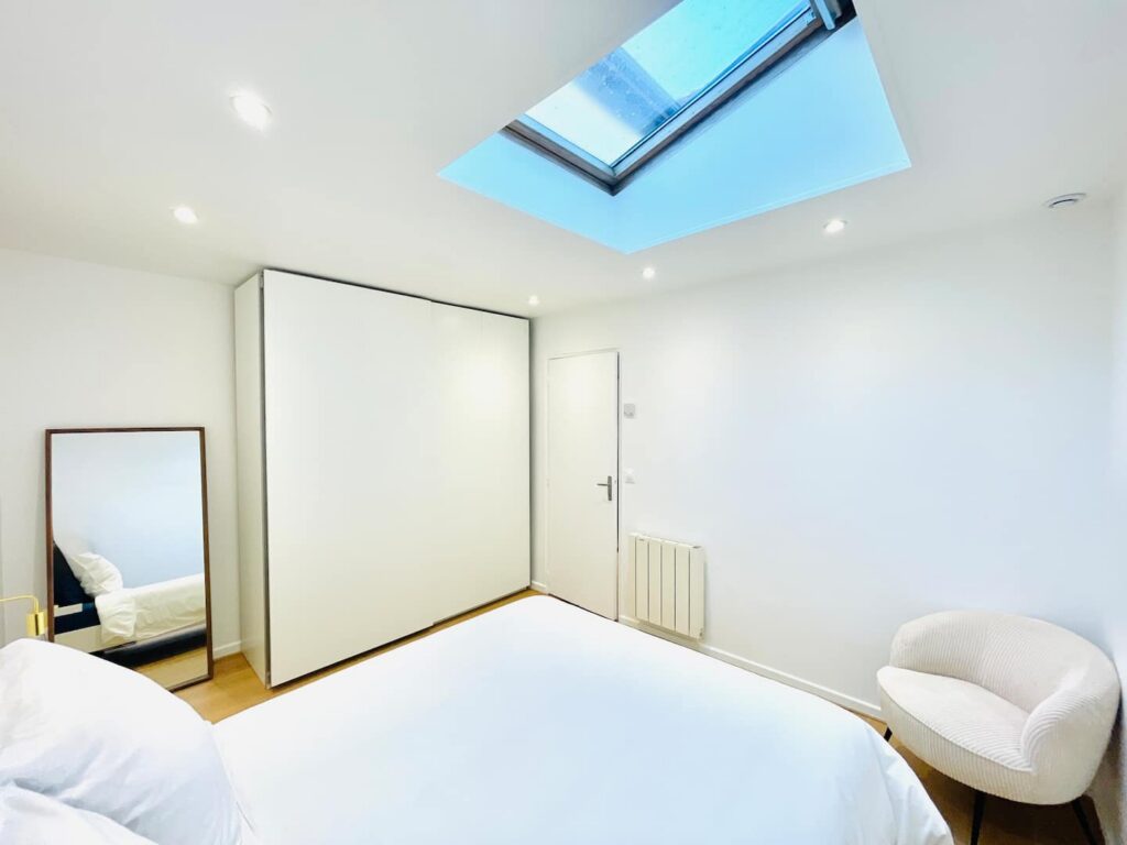 Chambre avec grand placard – Aigue-Marine, Livry-Gargan