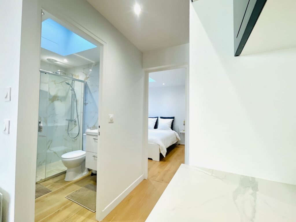 Couloir vers la salle d'eau et la chambre – Aigue-Marine, Livry-Gargan