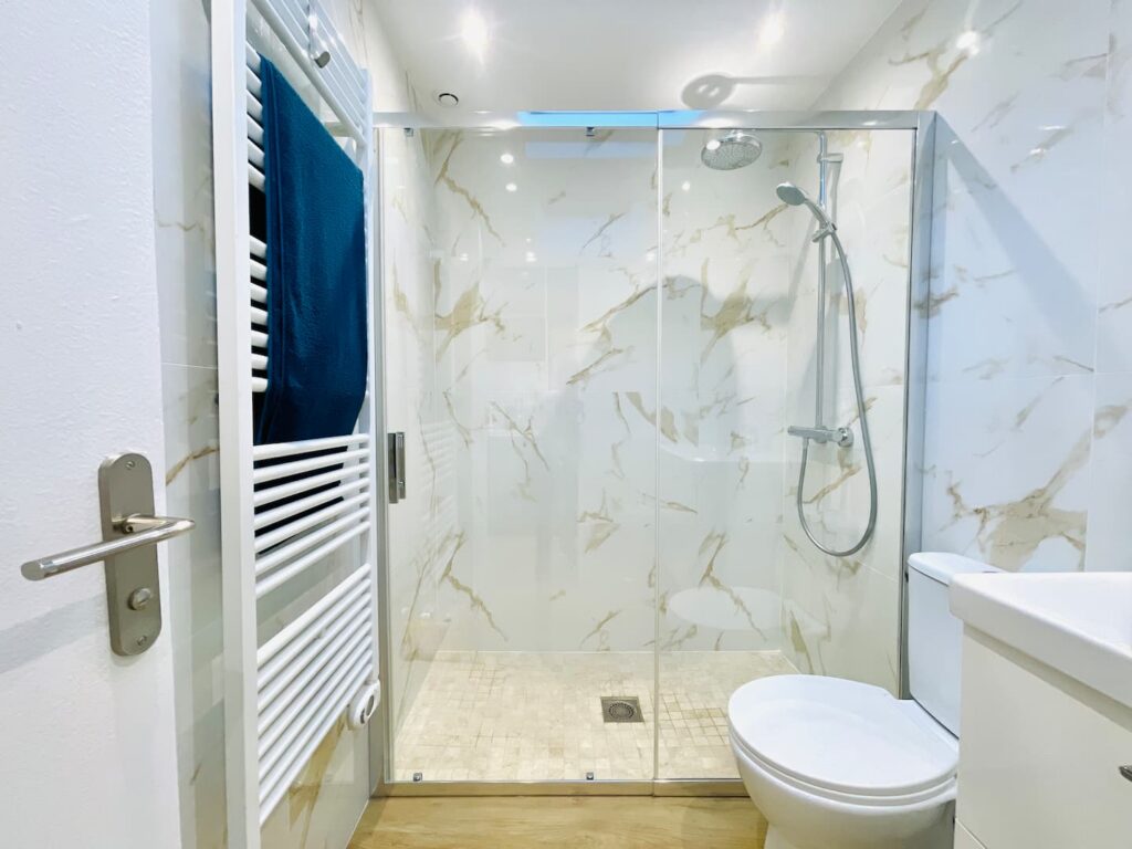 Salle d'eau avec grande douche – Aigue-Marine, Livry-Gargan