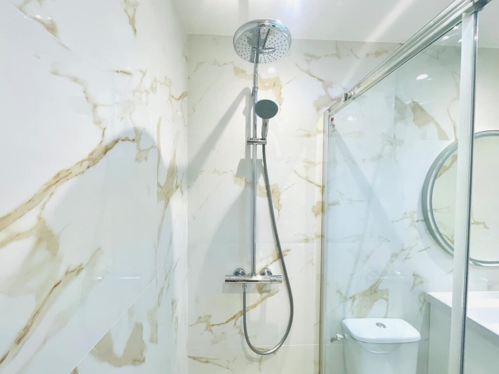 Douche à colonne – Aigue-Marine, Livry-Gargan