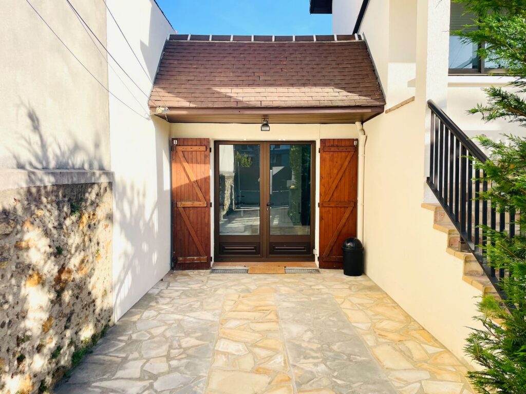 Entrée de l'appartement en rez-de-chaussée – Aigue-Marine, Livry-Gargan