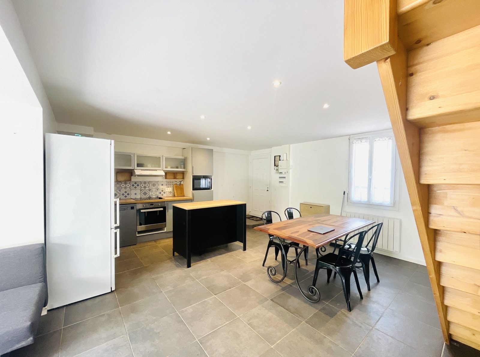 Maison avec jardin – Cuisine avec îlot central et espace repas