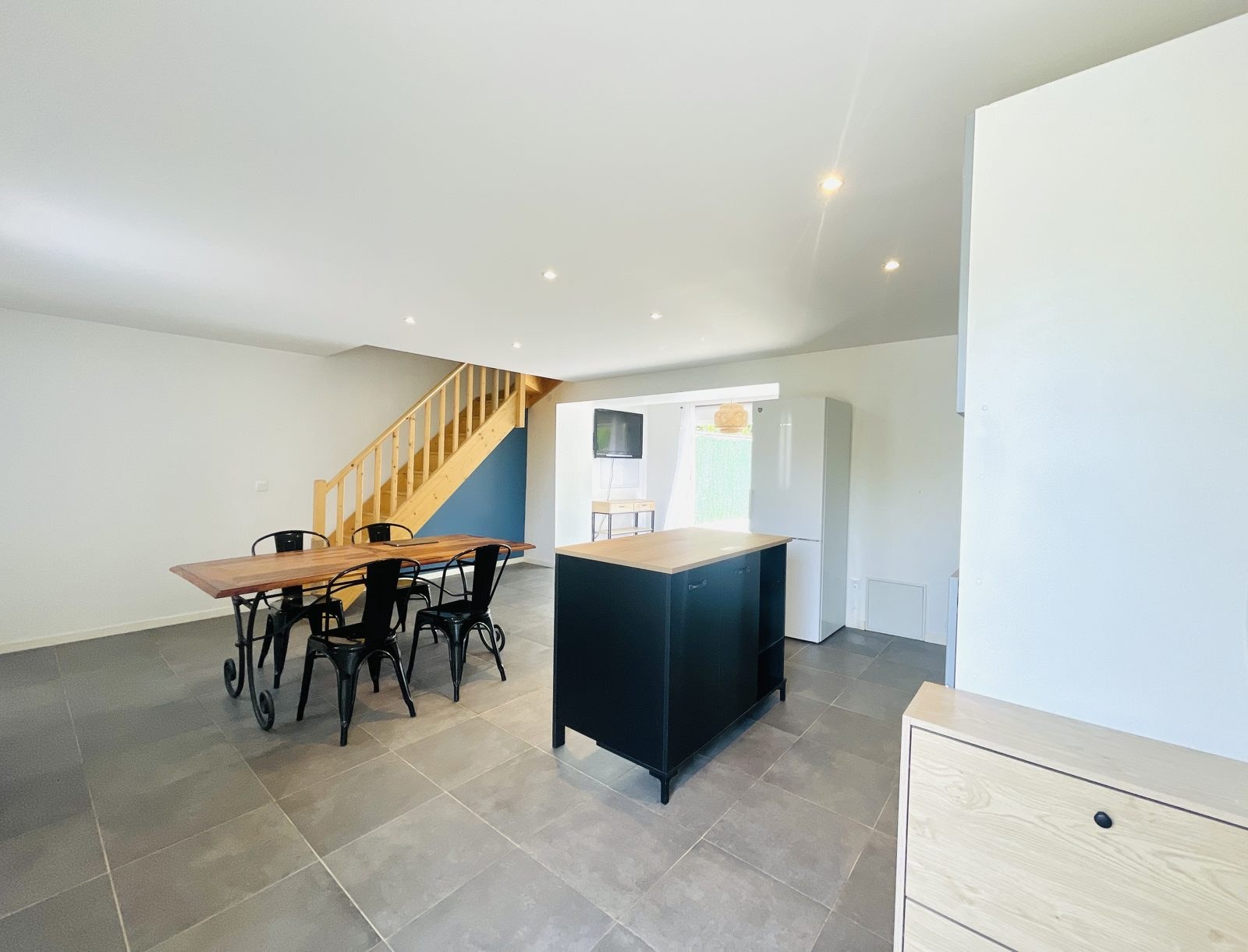 Maison avec jardin – Espace repas et escalier