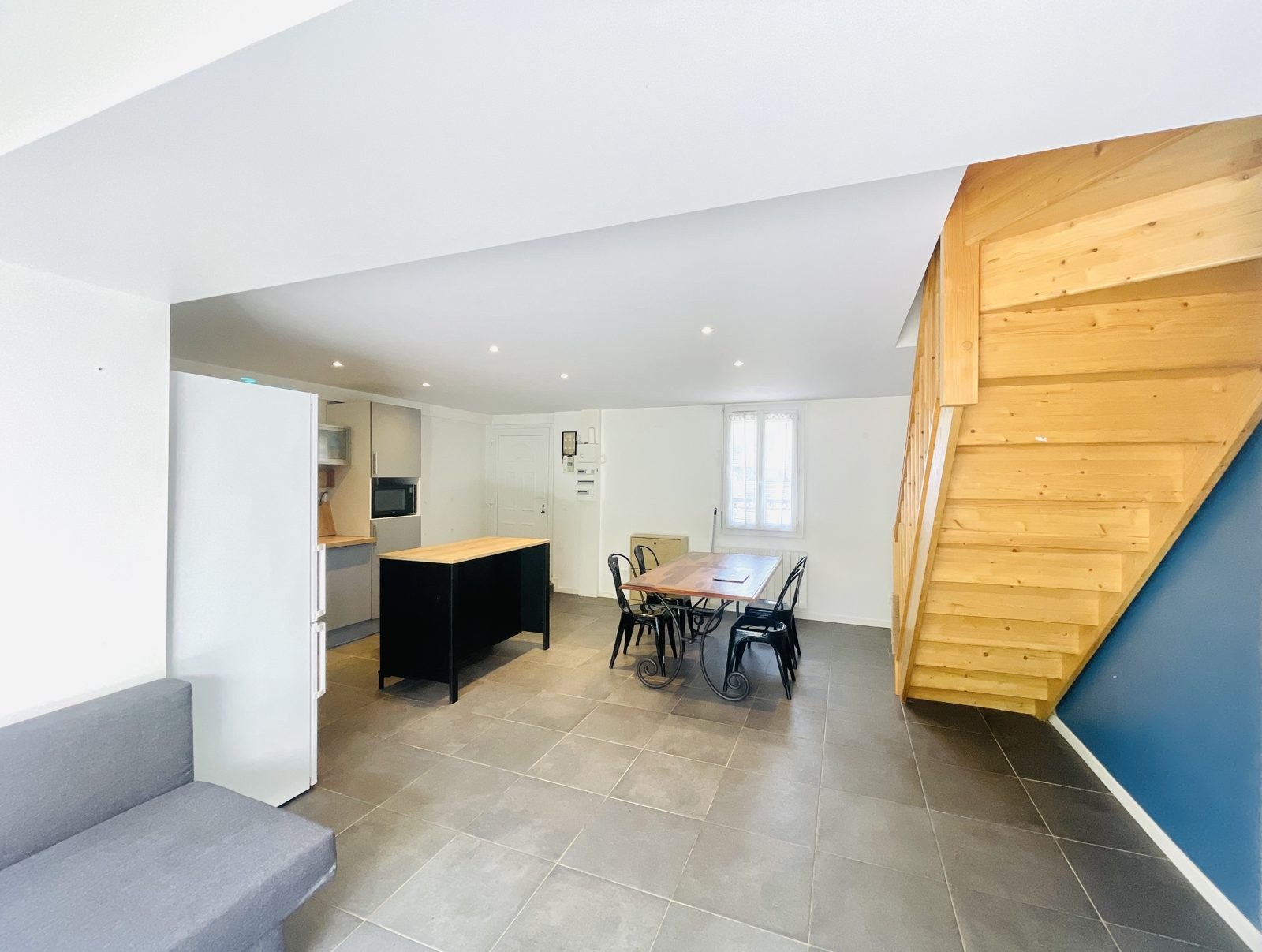 Maison avec jardin – Pièce de vie et escalier