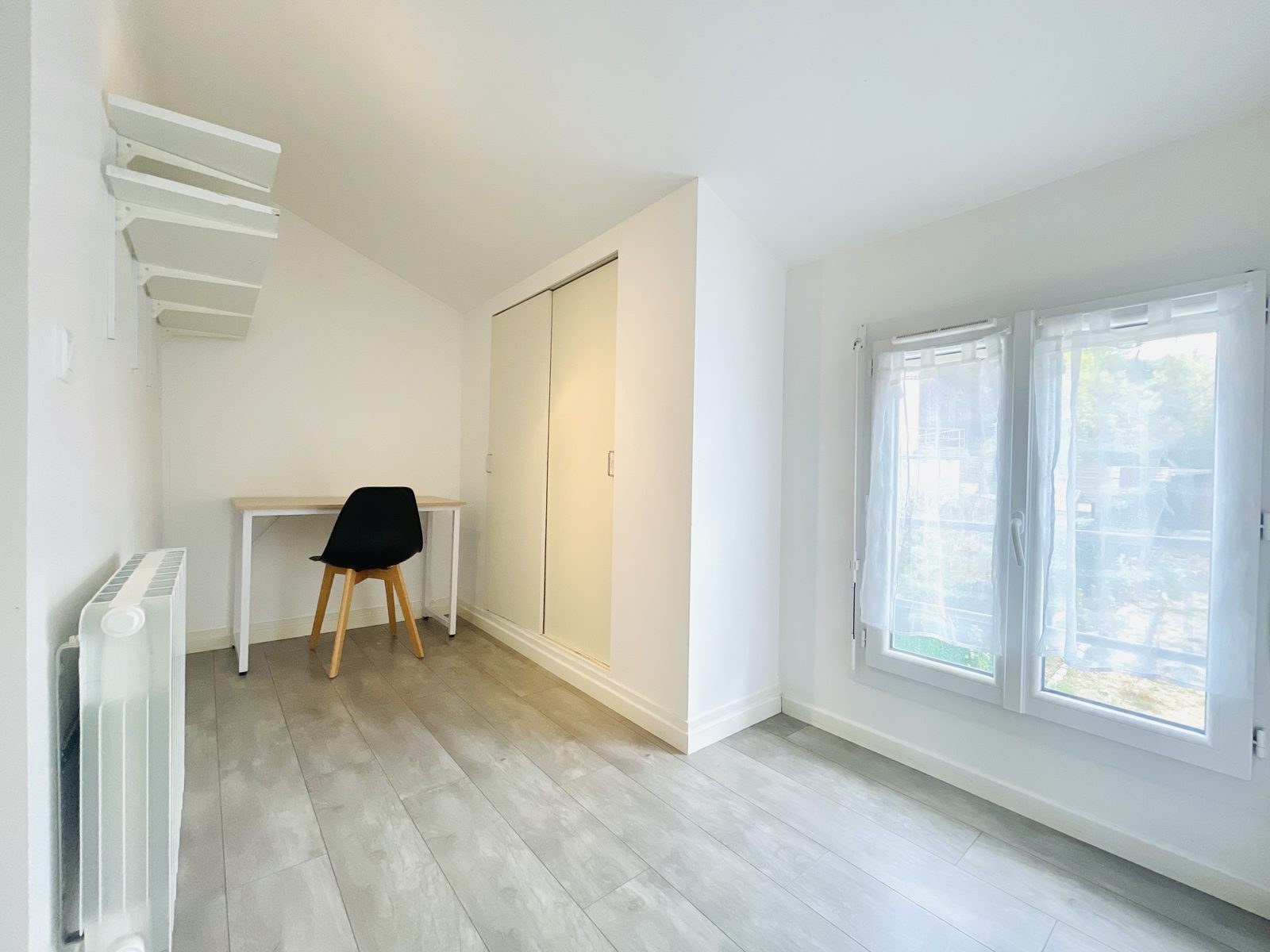 Maison avec jardin – Coin bureau avec placard