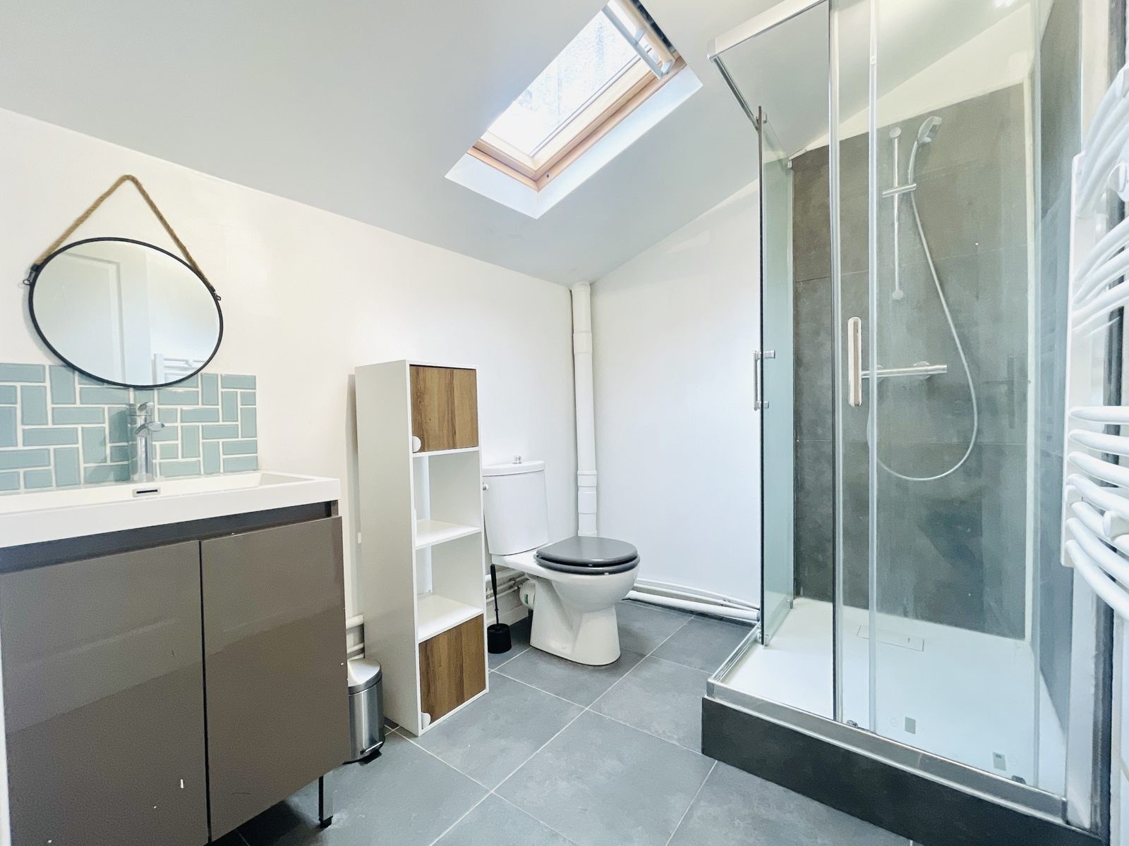 Maison avec jardin – Salle d'eau avec douche