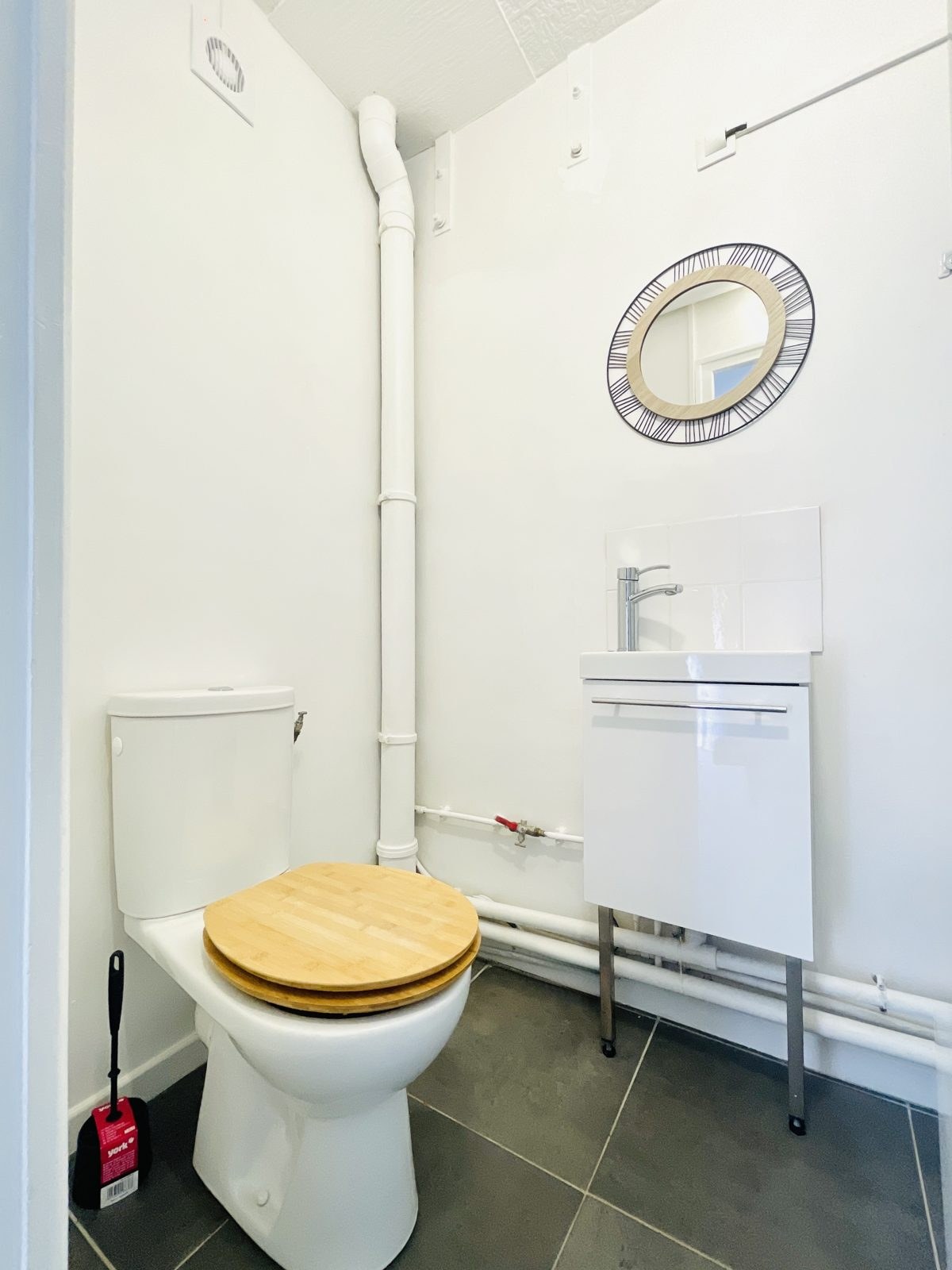 Maison avec jardin – WC séparé avec lave-mains