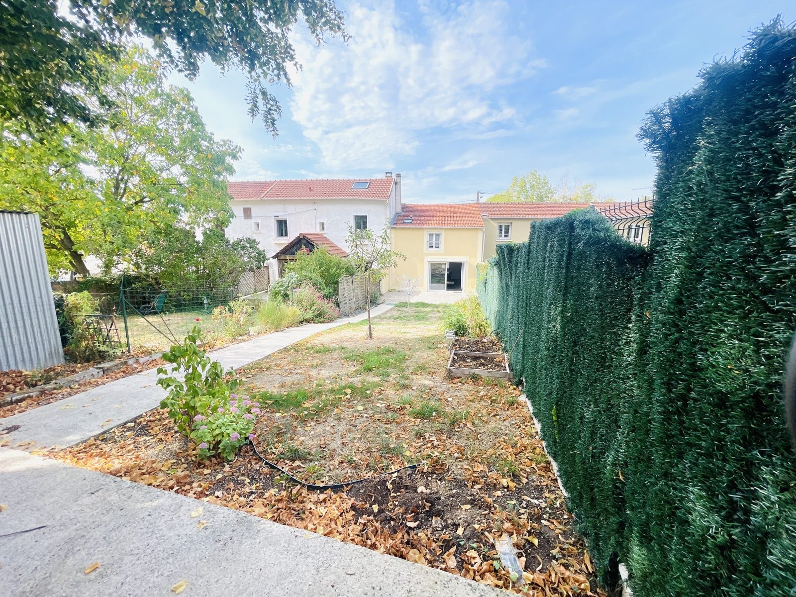 Maison avec jardin – Jardin et façade de la maison