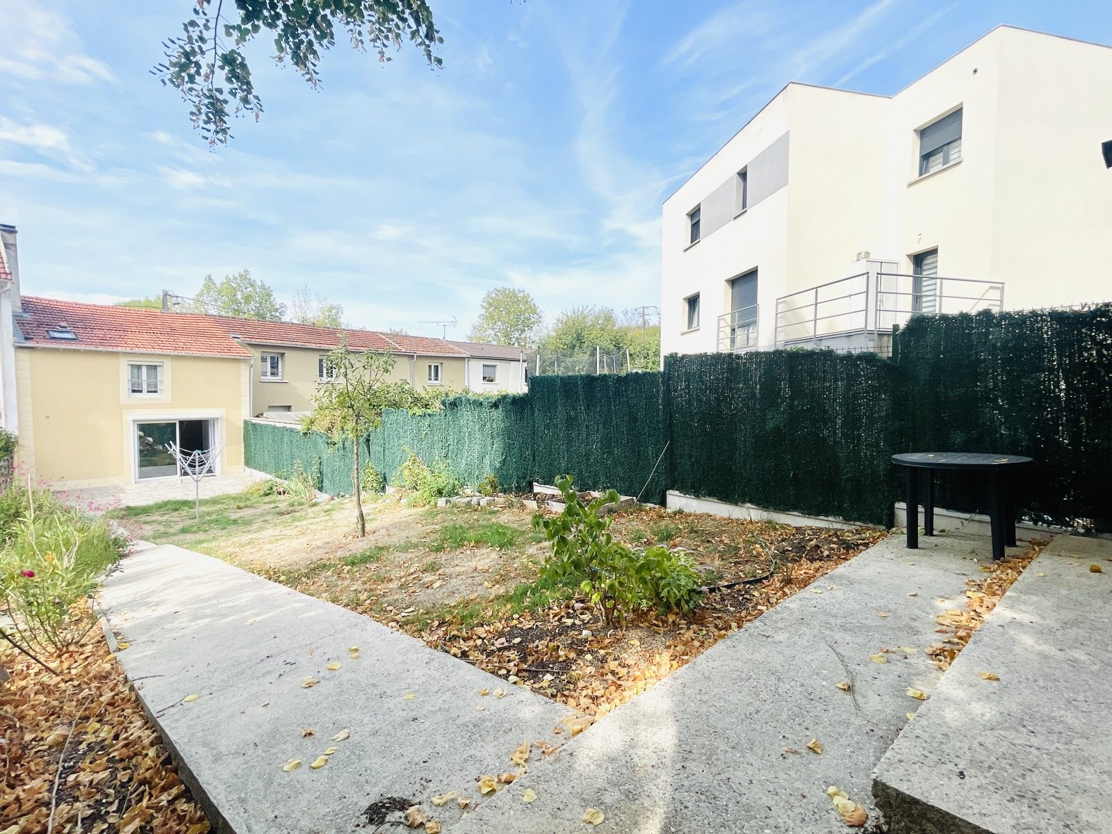 Maison avec jardin – Jardin et coin repas extérieur