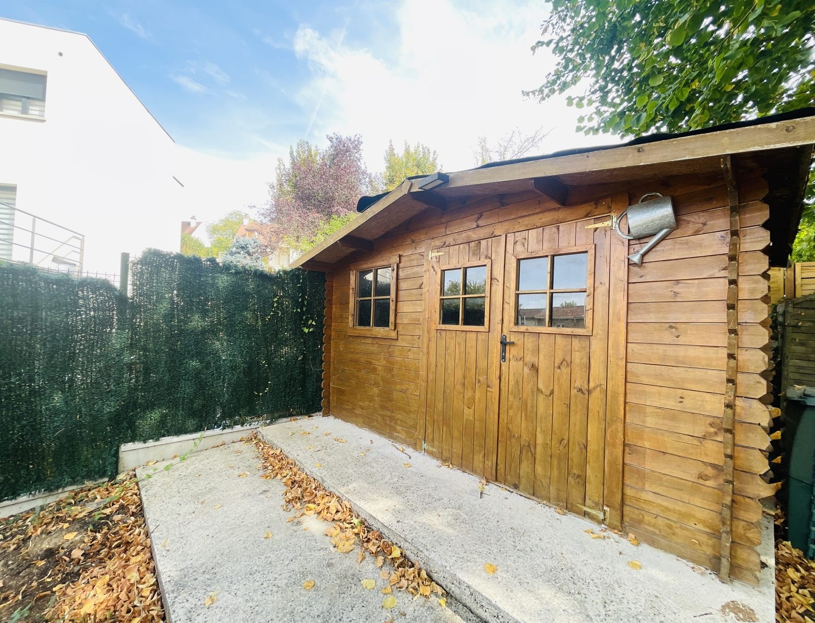 Maison avec jardin – Abri de jardin en bois