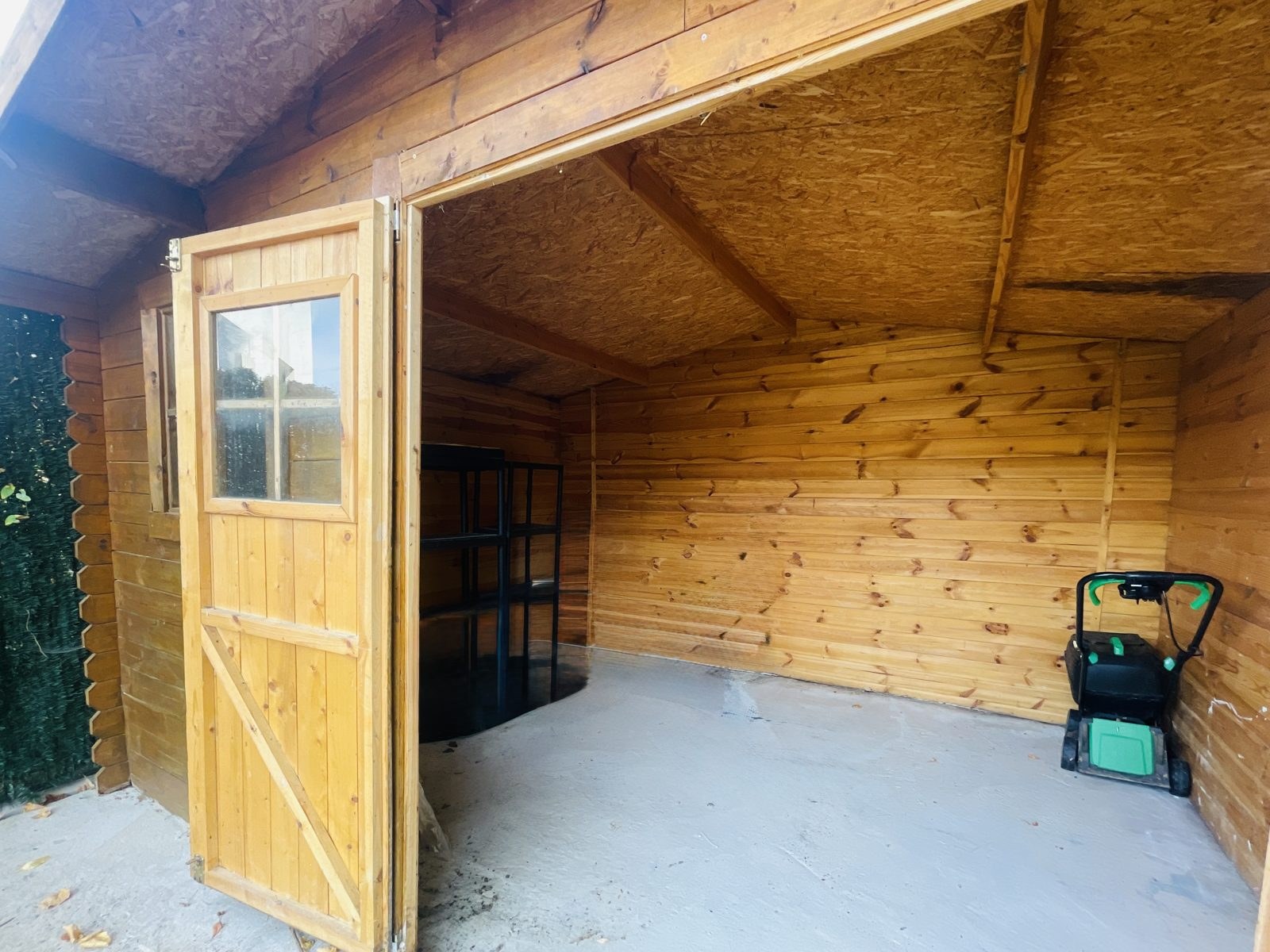 Maison avec jardin – Intérieur de l'abri de jardin
